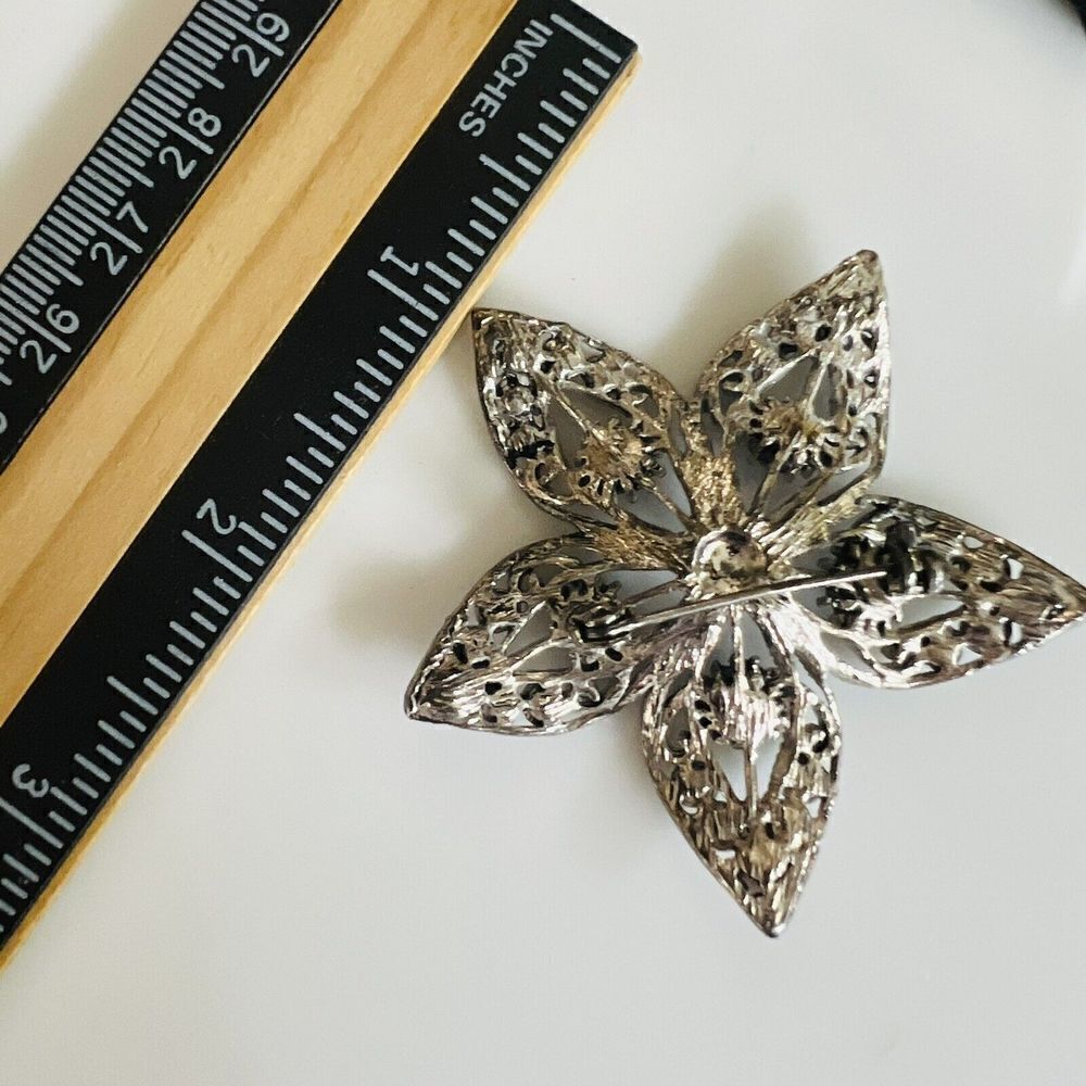 Vintage Blue Rhinestones Filigree Flower  Brooch Silver Tone PRETTY  4051 - Picture 9 of 10